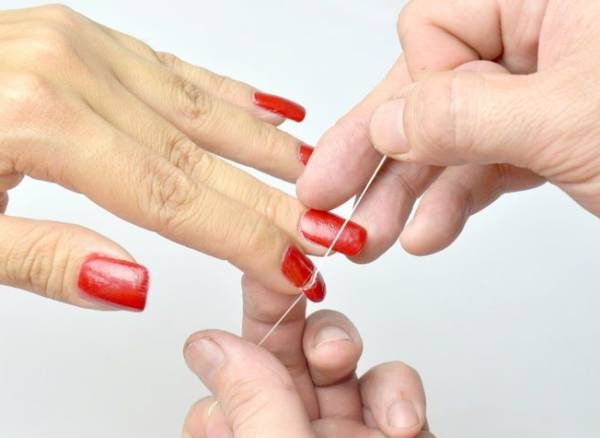 ریموو ناخن با نخ دندان